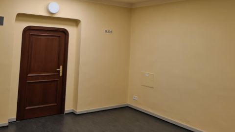 Renoviertes Büro durch Streichen der Wände und Einbau neuer Türen