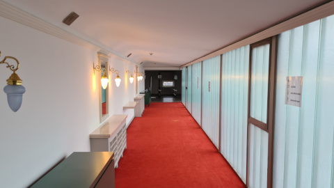 Renovierung des dritten Teils des Korridors im Hotel: Wände streichen und Teppich auf den Boden legen