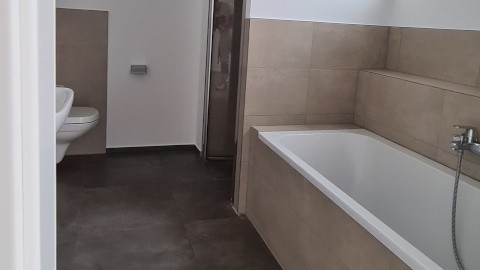 Fliesen von einem Fliesenleger auf den Badezimmerboden gelegt