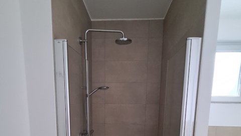 Frisch verlegte Fliesen im Badezimmer von einem Fliesenleger