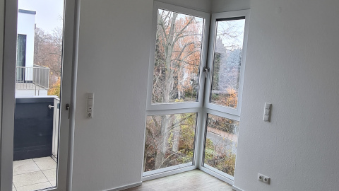 Renoviertes Zimmer durch weißes Streichen von Wänden und Decken