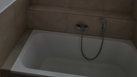 Renovierung im Bad: Fliesen und Malerei in Weiß