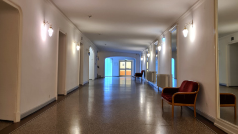 Renovierung im Hotel: Die Wände im Korridor weiß streichen