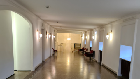 Renovierungsarbeiten im vierten Teil des Korridors im Hotel: Wände weiß streichen