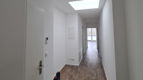 Renovierungsarbeiten: Wände verputzen und im Korridor weiß streichen