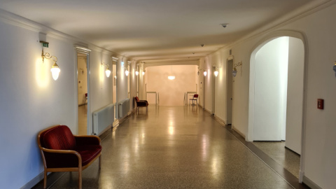 Renovierungsarbeiten im Hotel: Wände und Decke des Korridors weiß streichen